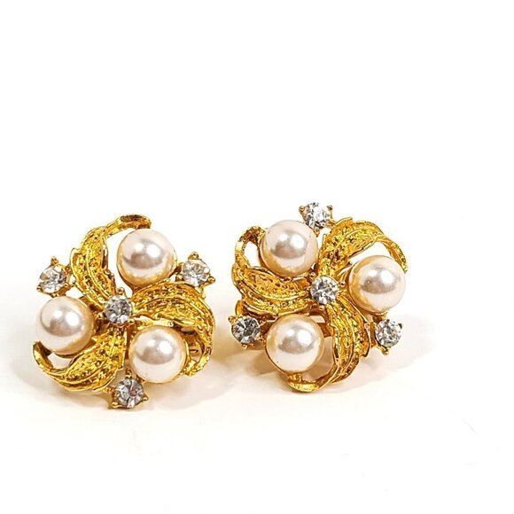 Vintage White Faux Pearl Bead Rhinestone Cluster Swirl Clip On Earrings 1" - Picture 1 of 8